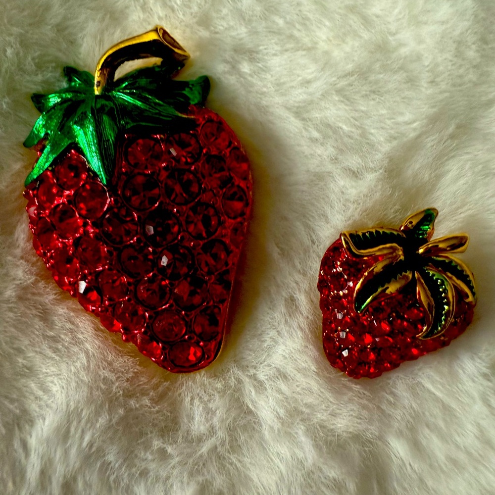 Vintage MOD Red Crystal Rhinestone Strawberry Enamel Brooch Pin’s